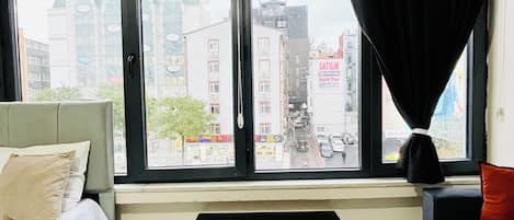 Bàn, khu vực làm việc phù hợp cho laptop, phòng cách âm