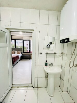 Schreibtisch, laptopgeeigneter Arbeitsplatz, schallisolierte Zimmer