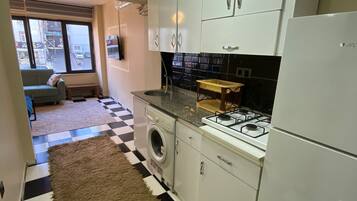 Frigobar, utensilios de cocina, artículos de limpieza