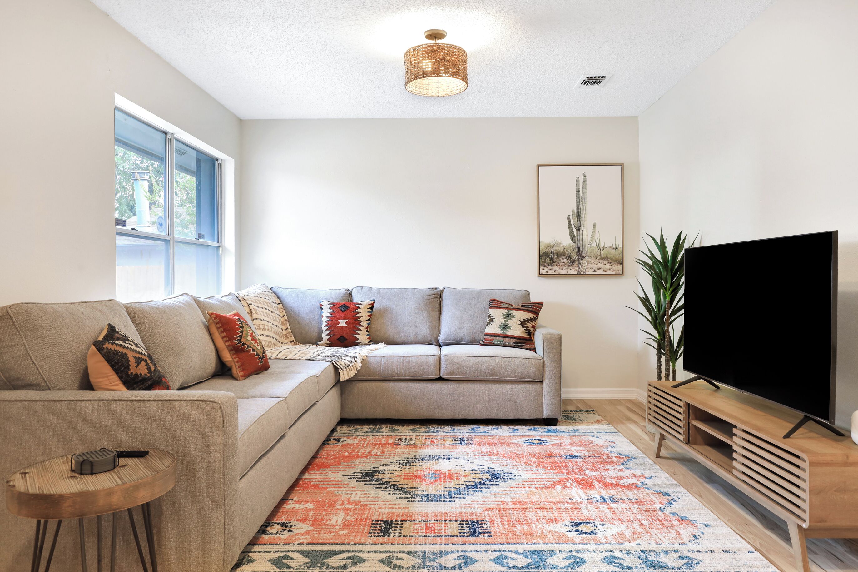 Een smart-tv, een open haard, videogames en boeken