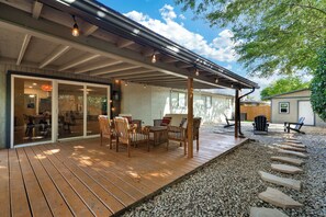 Outdoor dining - Desert Dream: 4 BRM+Game Room/SeaWorld/Lackland BMT (San Antonio)