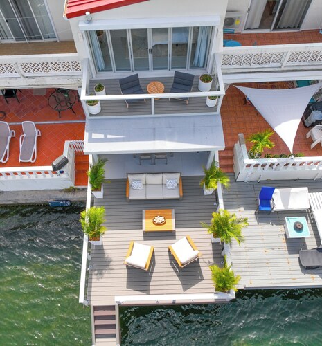 Luxury condo in Jolly Harbour Near beach