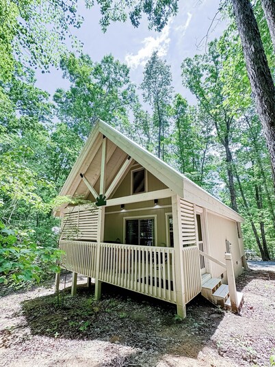  ROBIN'S NEST - With Hot Tub - Relaxation awaits in the mountains!