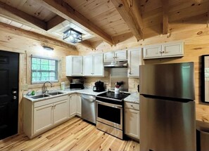 Réfrigérateur, four à micro-ondes, lave-vaisselle, cafetière-théière