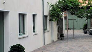 En byggnad med många fönster och en gång av tegelstenar.