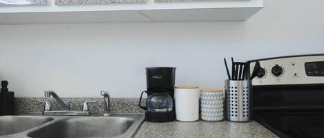 Een koelkast, een microgolfoven, een oven, een kookplaat