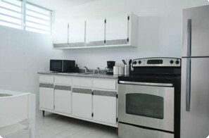 Kjøleskap, mikrobølgeovn, ovn og kokeplater