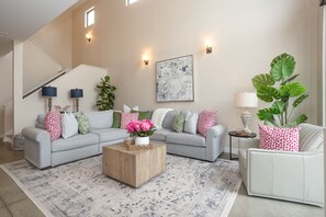 Una Smart TV, una chimenea, videojuegos, libros