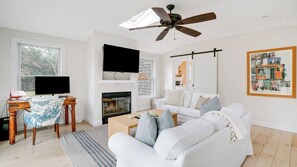 Smart TV, chimenea, tenis de mesa y estéreo