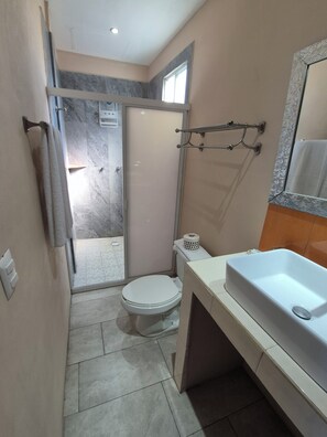 A compact bathroom with a toilet, shower, and bathtub. - Suite una recamara en la playa (Bucerías)