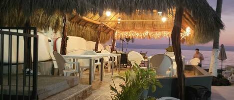 تناول الطعام بالخارج