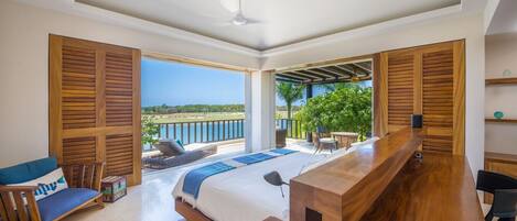 4 soverom, skrivebord, strykejern/-brett og reiseseng for barn