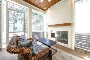 Smart TV, fireplace, stereo