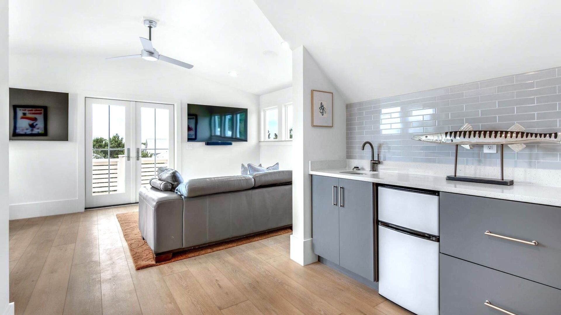 Smart-tv, eldstad och en stereo