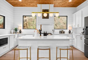 Een koelkast, een magnetron, een oven, een kookplaat