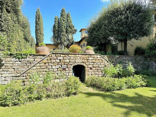 5 bedroom villa in florence