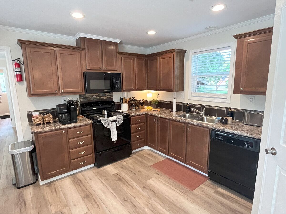 Kylskåp, mikrovågsugn, ugn och spishäll