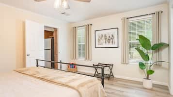 3 habitaciones, escritorio y tabla de planchar con plancha