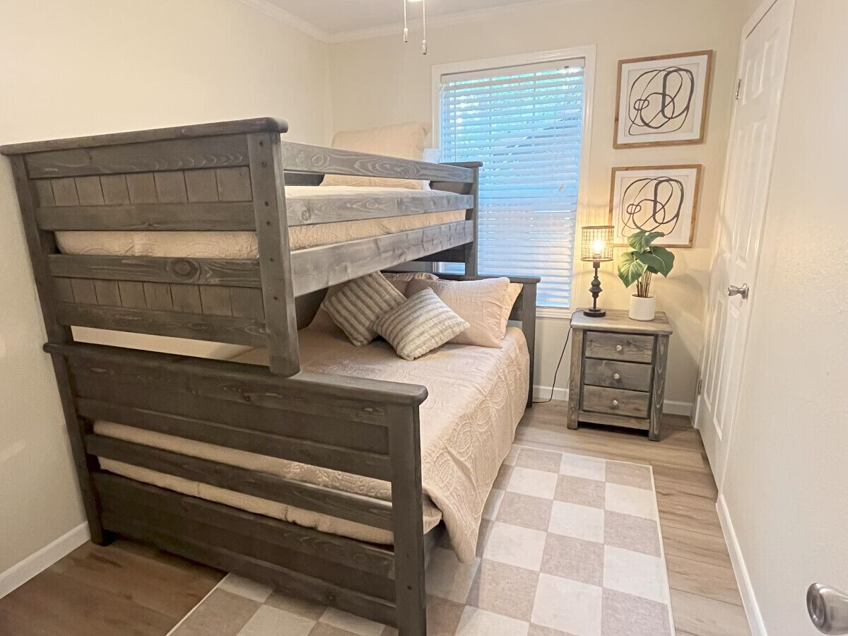 3 bedrooms, desk, iron/ironing board, free WiFi