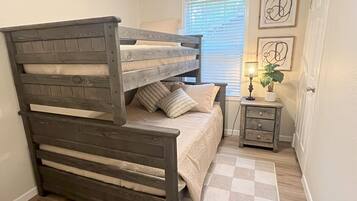 3 bedrooms, desk, iron/ironing board, free WiFi