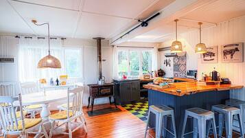 Casa Deluxe, angolo cottura, fronte mare | Cucina privata | Frigorifero con congelatore, microonde, forno, piano cottura