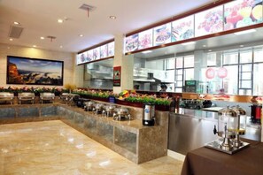 Un restaurante con suelo de mármol, una barra con una máquina de café y un cuadro grande en la pared.