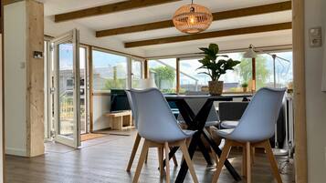 Chalet, 2 kamar tidur, patio, pemandangan kebun | Tempat makan