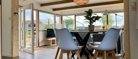 Chalet, 2 kamar tidur, patio, pemandangan kebun | Tempat makan