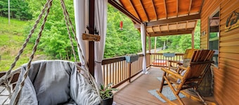 Murray Cabin w/ Hot Tub: Walk to Kentucky Lake!