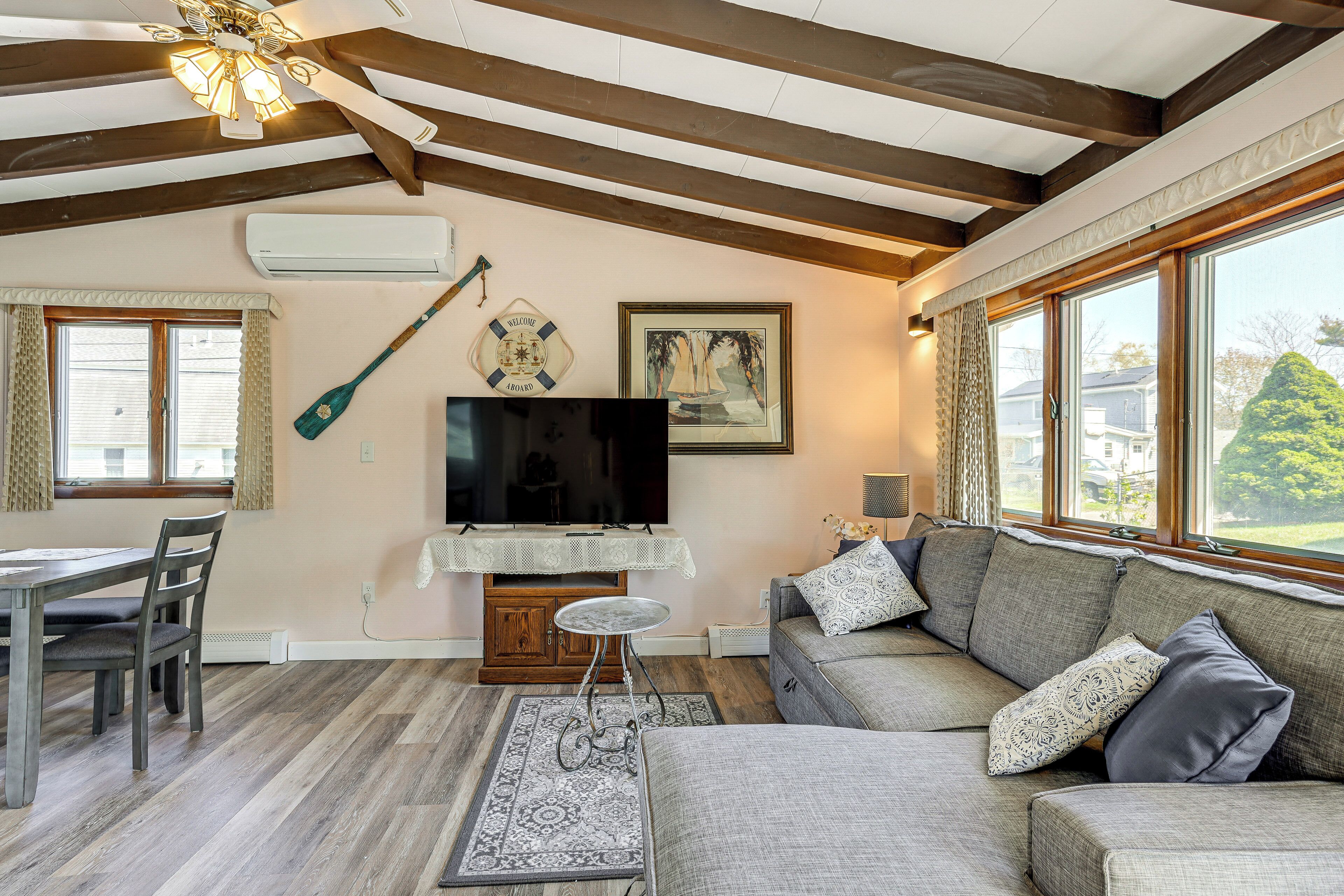 TV, fireplace