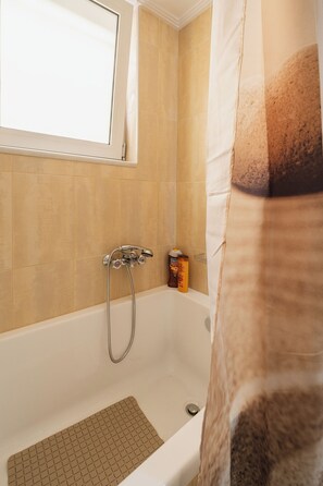 Hair dryer, towels, soap, shampoo - Spacious & New fully equipped Home with Parking (Mournies)