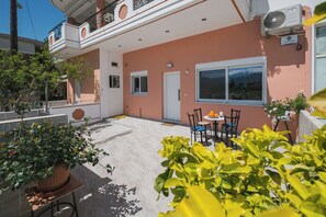 Outdoor dining - Spacious & New fully equipped Home with Parking (Mournies)