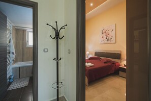 2 bedrooms, desk, iron/ironing board, WiFi