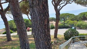 A residential area with mature trees, a paved driveway, and a view of the sea. - Beautiful apartment with pool in Sainte-Maxime (Sainte-Maxime)