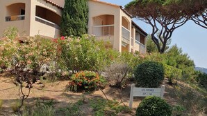 A Mediterranean-style building with a tiled roof, arched balconies, and a sign reading "LES CEDRES 27/38". - Beautiful apartment with pool in Sainte-Maxime (Sainte-Maxime)
