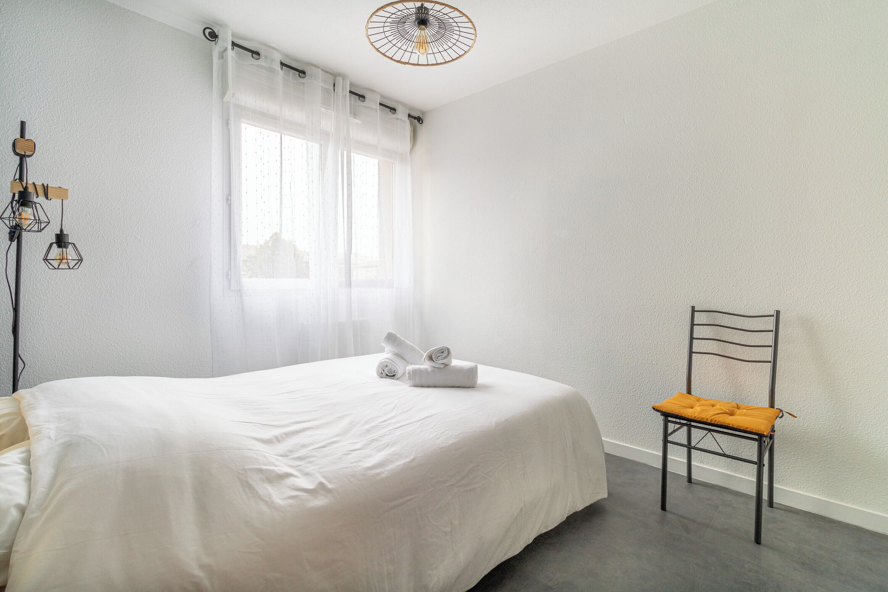 1 slaapkamer, een strijkplank/strijkijzer, wifi, beddengoed