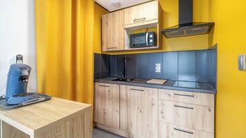 Fridge, microwave, oven, coffee/tea maker