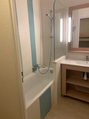 ヘアドライヤー、タオル、石鹸、トイレットペーパー