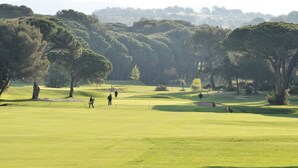 A golf course with rolling hills, trees, and sand bunkers. - St Raphaël Piscine Plage Golf Idéal Famille (Saint-Raphaël)