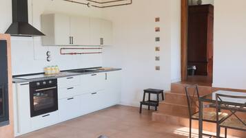 KĂŒhlschrank, Ofen, Wasserkocher mit Kaffee-/Teezubehör, Wasserkocher