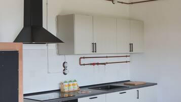 KĂŒhlschrank, Ofen, Wasserkocher mit Kaffee-/Teezubehör, Wasserkocher