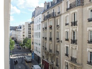 Une rangée d’immeubles à plusieurs étages, dotés de balcons et de fenêtres.