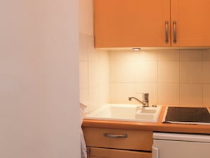 Kylskåp, mikrovågsugn, ugn och kaffe- och tebryggare