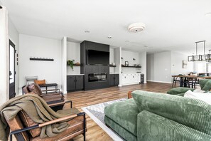 Smart TV, fireplace - Walking distance to Pike Lake beach, hot tub & game room, pet friendly (Duluth)