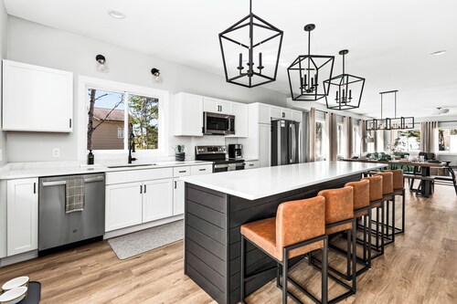 Walking distance to Pike Lake beach, hot tub & game room, pet friendly