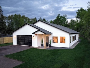 Exterior - Walking distance to Pike Lake beach, hot tub & game room, pet friendly (Duluth)