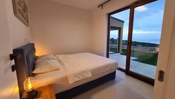 Villa, 3 Schlafzimmer, Terrasse, Meerblick | 3 Schlafzimmer, Bügeleisen/Bügelbrett, kostenloses WLAN, Bettwäsche