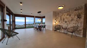 Villa, 3 habitaciones, patio, vista al mar | Servicio a la habitación