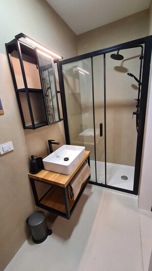 Villa, 3 habitaciones, patio, vista al mar | Baño | Amenidades de baño gratuitas, secadora de cabello, toallas, jabón 