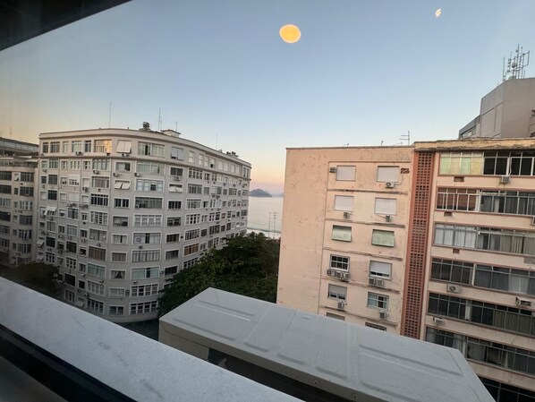 Une vue d’un immeuble résidentiel à plusieurs étages, doté d’une façade incurvée, de grandes fenêtres et de climatiseurs.